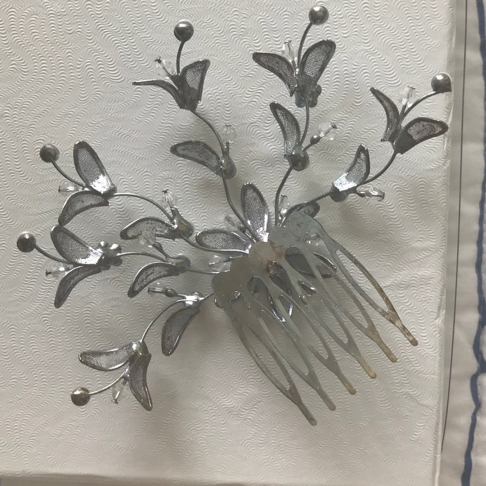 BRIDAL HAIR COMB Metal/Pearl/crystal. Gently used. - Picture 4 of 4